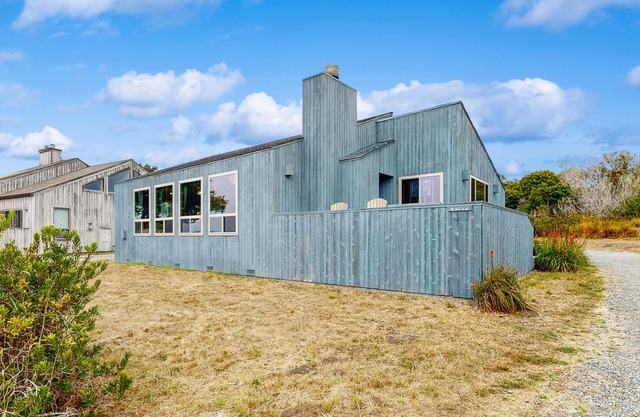 Family home with private hot tub, pool access & game room - dog-friendly