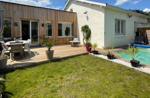 Family house 7Pers. 140m2 with swimming pool 10 minutes by bike from the center of Bordeaux.