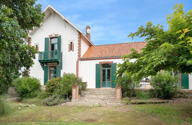 Family house for 13, at 200m from the sea
