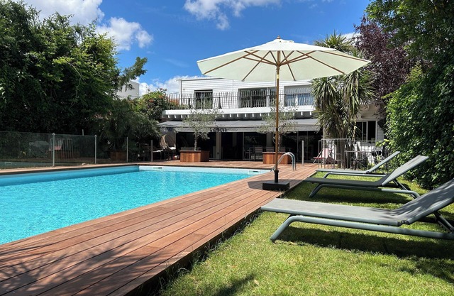 Family house innside Bordeaux with large garden and pool up to 10 persons