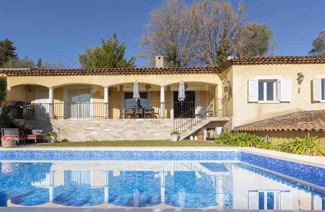 Family house with swimming pool, parking space and pétanque court!
