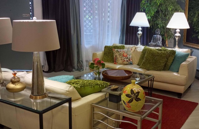 Family or Corporate Comfort. 8+ minutes to airport & walk to great dining!