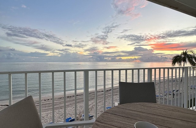 FAMILY SIZE CONDO VIEWS OF CARIBBEAN,MANY AMENITIES, FREE WIFI, NO RESORT FEES