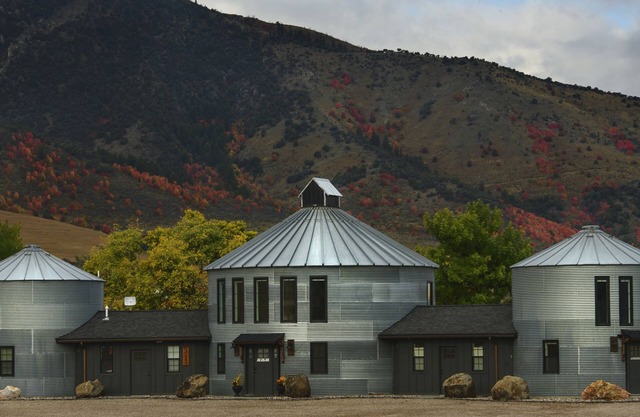 Family size, unique stay in a grain bin minutes from Lava, golfing and swimming