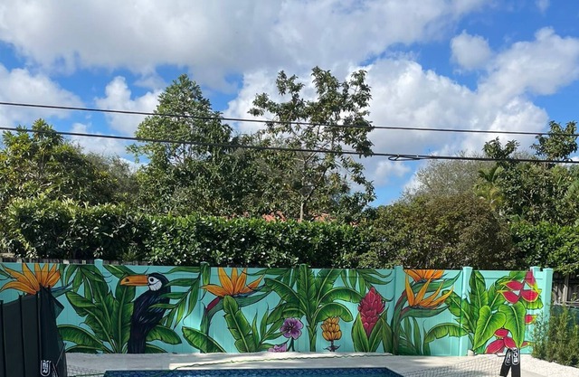 Family sized home - Central and 15 minutes from beaches. 5 minutes from airport!