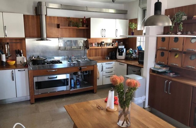Family Sukkot stay in big apartment in Tel Aviv - with parking!