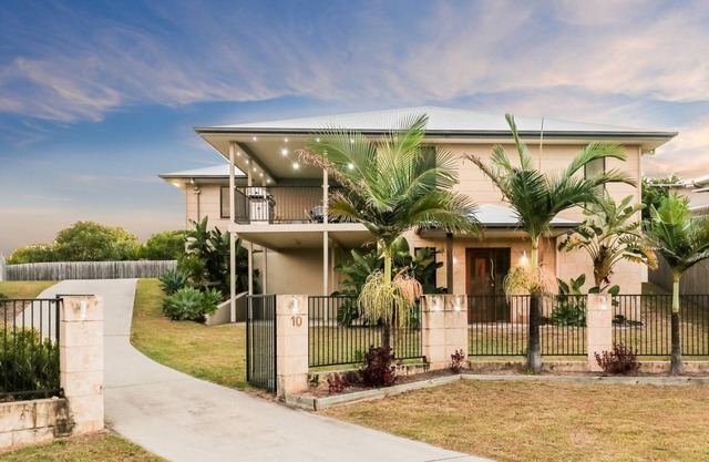 Family Tides, spacious two-storey, contemporary family home, 6 bedrooms, 3 bathrooms, close t