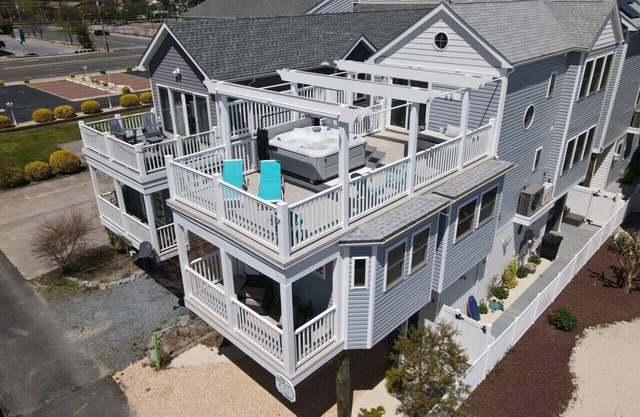 Family Townhouse, Rooftop Jacuzzi, Walk to Beach