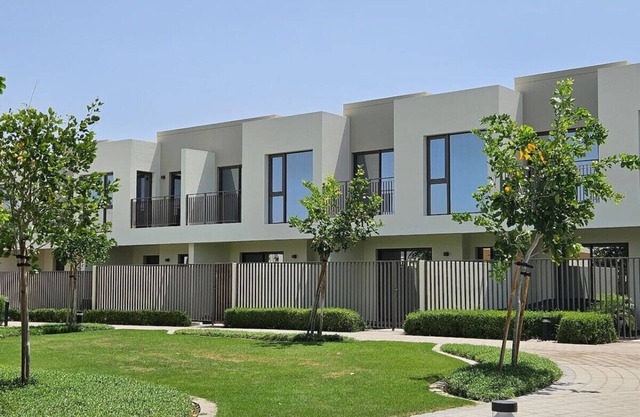 Family townhouse with pool & gym