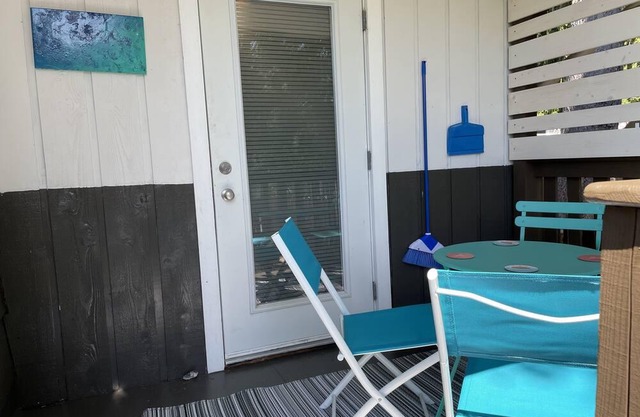 Family vacation at the LAKE! 5 min drive to all amenities
