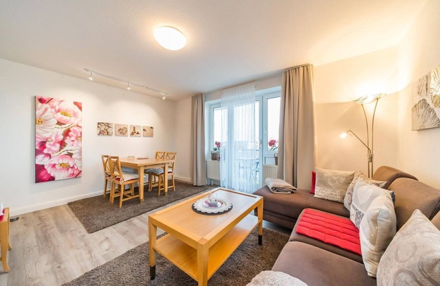 Family vacation apartment close to the beach on the North Sea with balcony and sea view - Hus