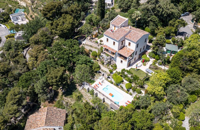 Family villa in Nice – Stunning view, pool and outdoor games