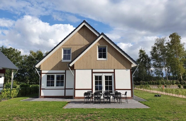Family villa with 6 bedrooms, 2 bathrooms and a garden