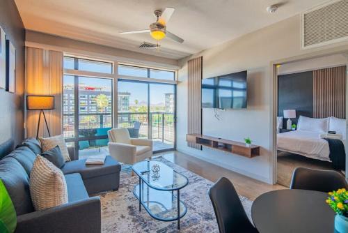 Fancy 1BD - DT PHX - Parkin, Gym, Pool - Sleeps 6