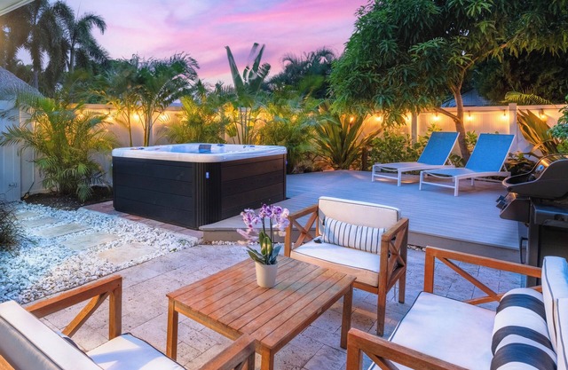 Fanta-Sea Cove- Enjoy the tropical oasis with spa and short drive to the beach.