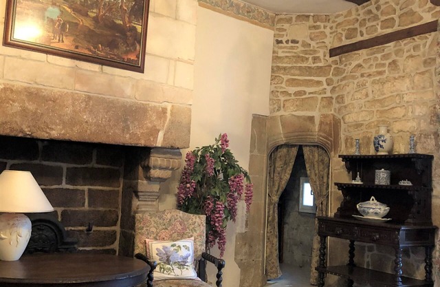 FANTASTIC 16th CENTURY MANOR - CENTRAL AND STEPS FROM SAINT GOUSTAN