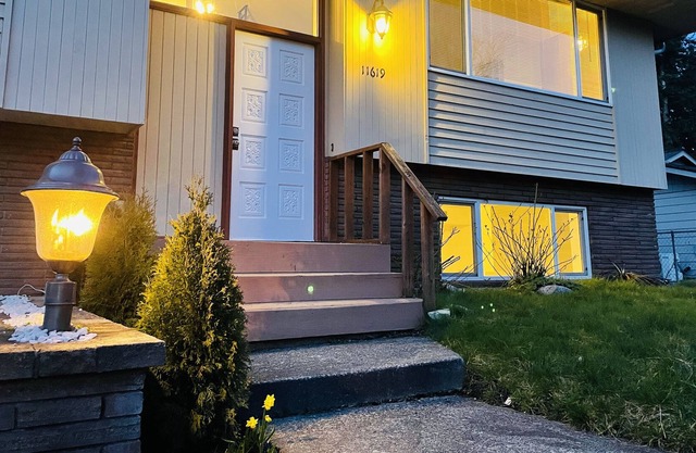 Fantastic cheerful 3BR 2 Bath family residential in Everett