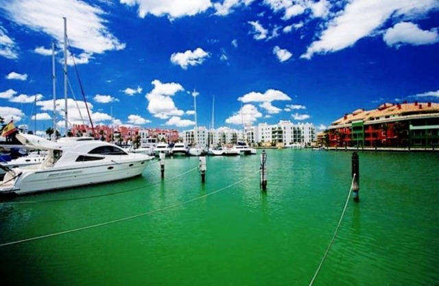 FANTASTIC HOUSE IN FIRST LINE OF MARINA SOTOGRANDE, ONE MINUTE FROM THE BEACH.
