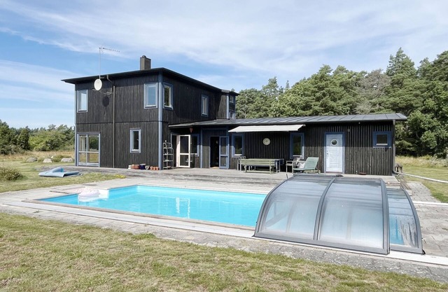 Fantastic house with pool and tennis court near Byxelkrok | SE04053