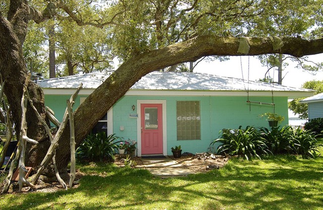 FANTASTIC RATES! BOOK NOW AND SAVE* Beautiful bay front cottage!