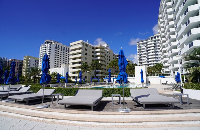 Fantastic South Beach studio on Lincoln Rd w/direct beach access!