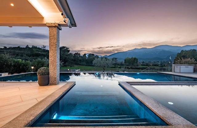 Fantastic Villa with Wi-Fi, Air Conditioning, Pool & Terrace; Garage Available, Pets Allowed