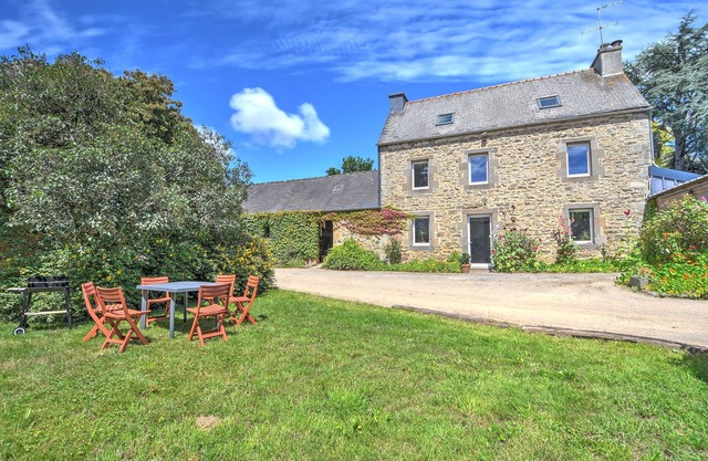 Farm cottage between land and sea