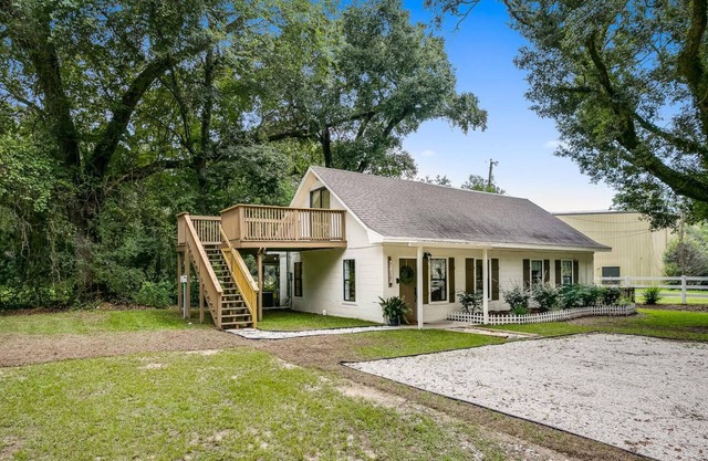 Farm-style home next to PCC and PCA in central PNS