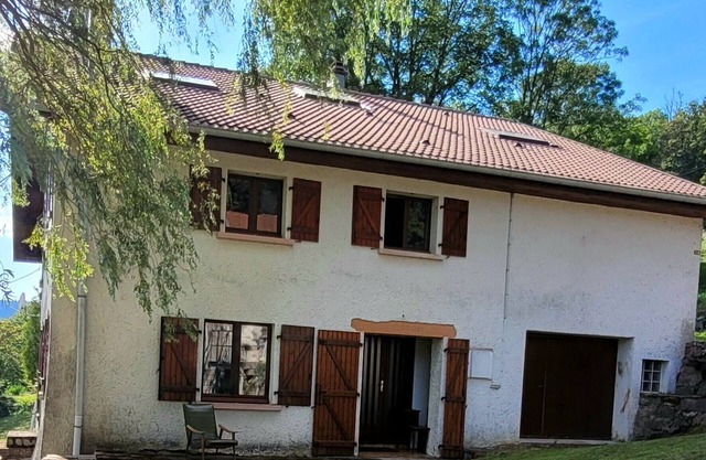 Farmhouse in a green mountain setting. Pets welcome!