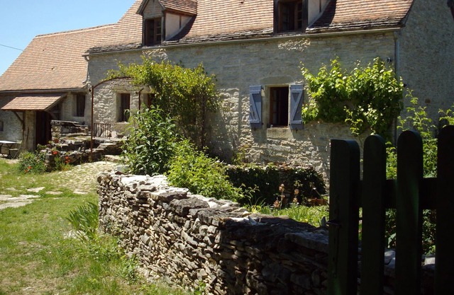 Farmhouse on Lot/Aveyron border near Cajarc with salt pool. Pets very welcome .