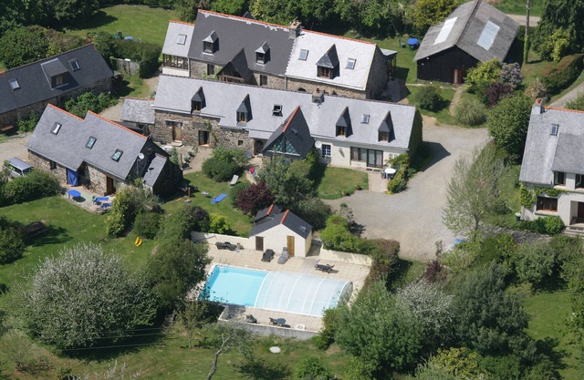Farmhouse sleeps 14 with pool moments from the sea