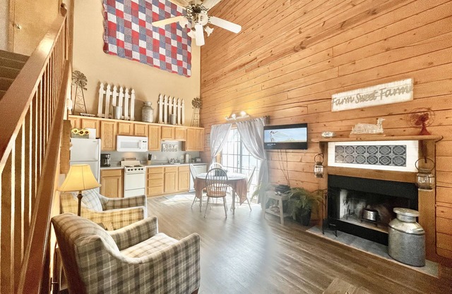 Farmhouse themed cabin condo close to all Branson fun, area lakes~ pet friendly