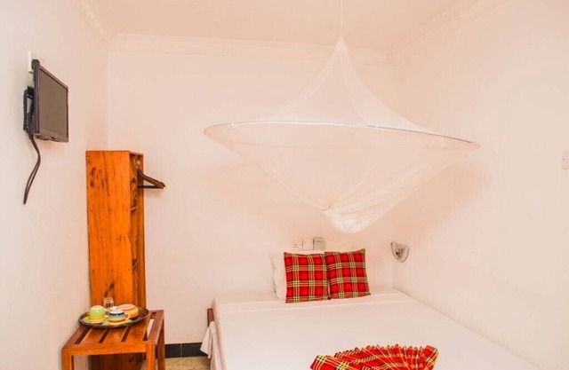 Featuring free WiFi,Rooftop Cafe ,close to ferry terminal & City attractions 10