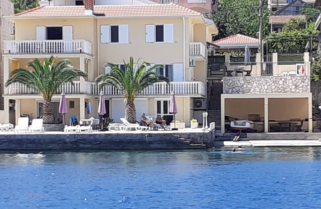 Feet in the water ! Rent several large luxury apartments of 100M2