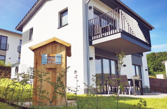 FerienHAUS Marta am Diemelsee im Sauerland mit eigener Sauna, Garten, Terrasse, Balkon und Blick auf den See