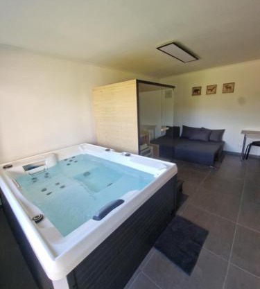 Ferienunterkunft mit Whirlpool, Sauna und Garten