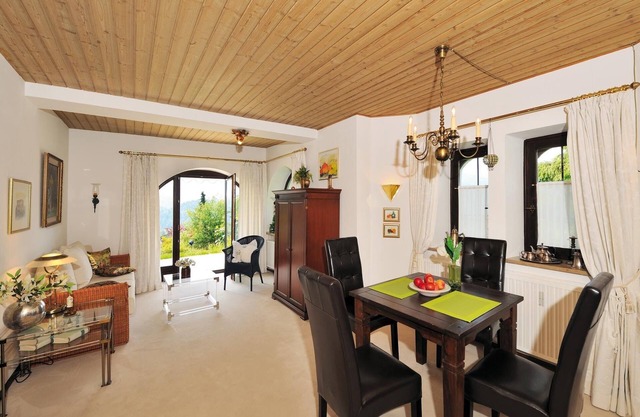 Ferienwohnung für 2 Pers., ca. 74 m², Wohnzimmer, Schlafzimmer, Küche und Terrasse