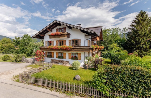 Ferienwohnung Loferau 4 - 47 m² für 2-3 Personen, 1 Schlafzimmer, Wohnküche mit Sitzgruppe und Süd-Balkon