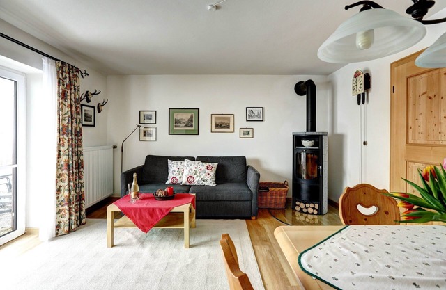 Ferienwohnung Nr. 03 "Untersberg" für 1-2 Pers., ca. 69 qm, Schlafzimmer, Wohnschlafraum, Küche, Terrasse
