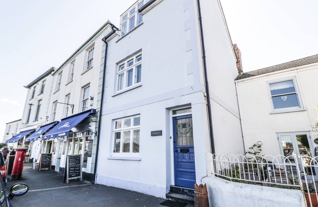 FERRIWAIS, pet friendly, with a garden in Appledore
