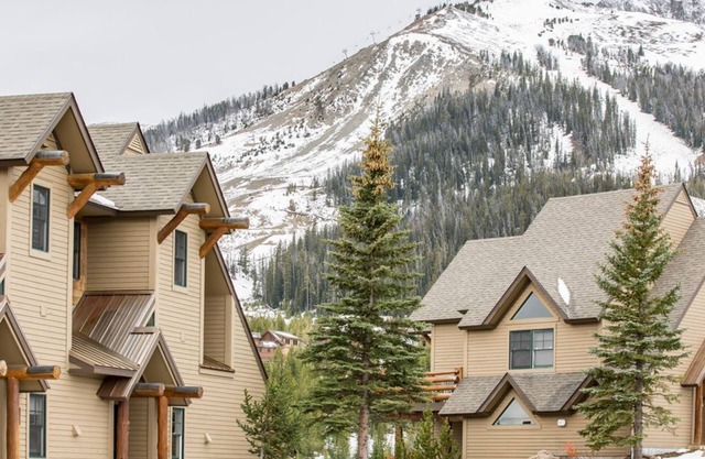 Festive Availability! Saddle Ridge Townhome with Ski-in/Ski out access! Hot tub!