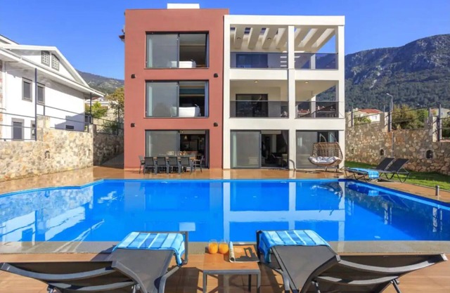 Fethiye Ölüdeniz de Özel Büyük Havuzlu Lüks Villa