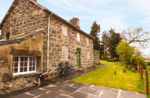 FFYNNON GOWER, family friendly, character holiday cottage in Bala