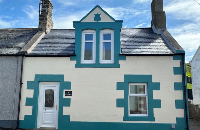 Findochty Holiday Cottage - Cosy cottage with Private Garden and Sea View