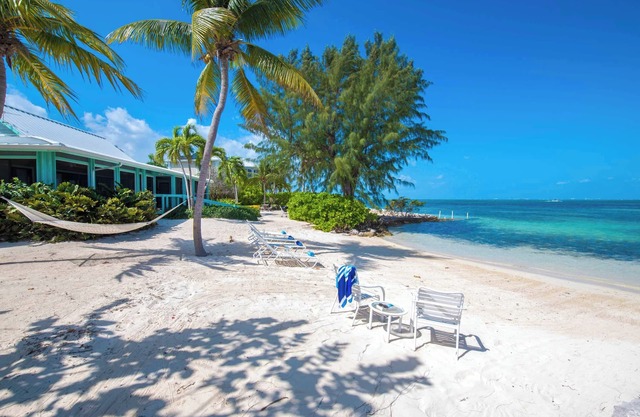 Fingertip: Gorgeous Waterfront Villa in Cayman Kai w/Private Beachfront!