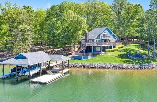 Fire-Pit, Fireplace, Hot Tub, Pool Table, Dog Friendly, Kayaks & Paddleboards! Visit "American Dream