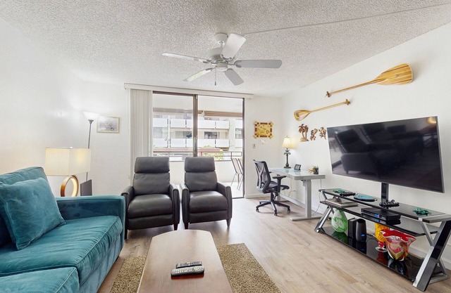 First-floor condo across from Magic Sands with balcony, pool & sauna