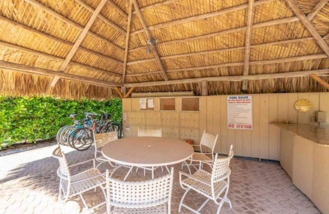 First Floor Condo near Pool and hot tub. 1.2 miles to beach.