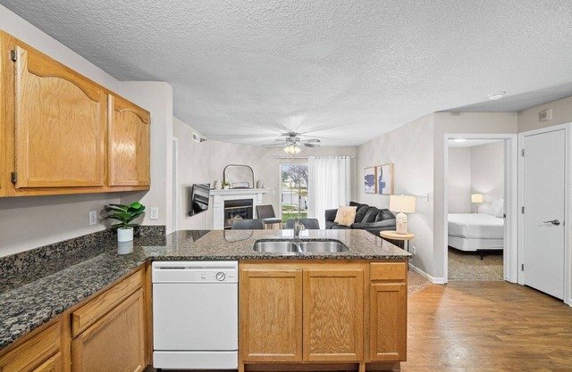 First Floor | King Bed | Gym | Near Jordan Creek