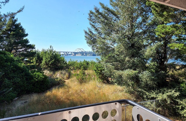 Fisherman's Delight in Waldport! Dog Friendly! Hot tub!